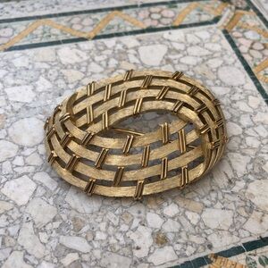 Vintage Crown Trifari Brushed Gold Basket Weave Brooch – MCM 1950s/60s 2” long